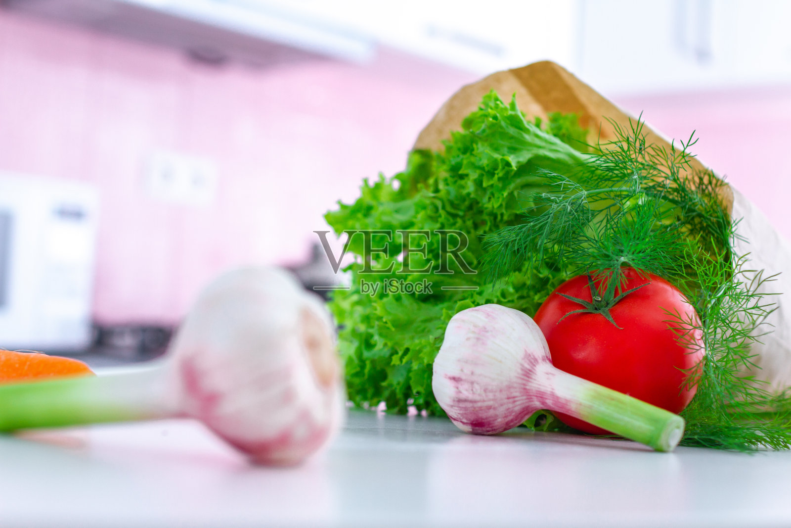 袋装有机新鲜蔬菜，用于厨房烹饪蔬菜和沙拉。健康的食物，均衡的饮食。干净的吃照片摄影图片