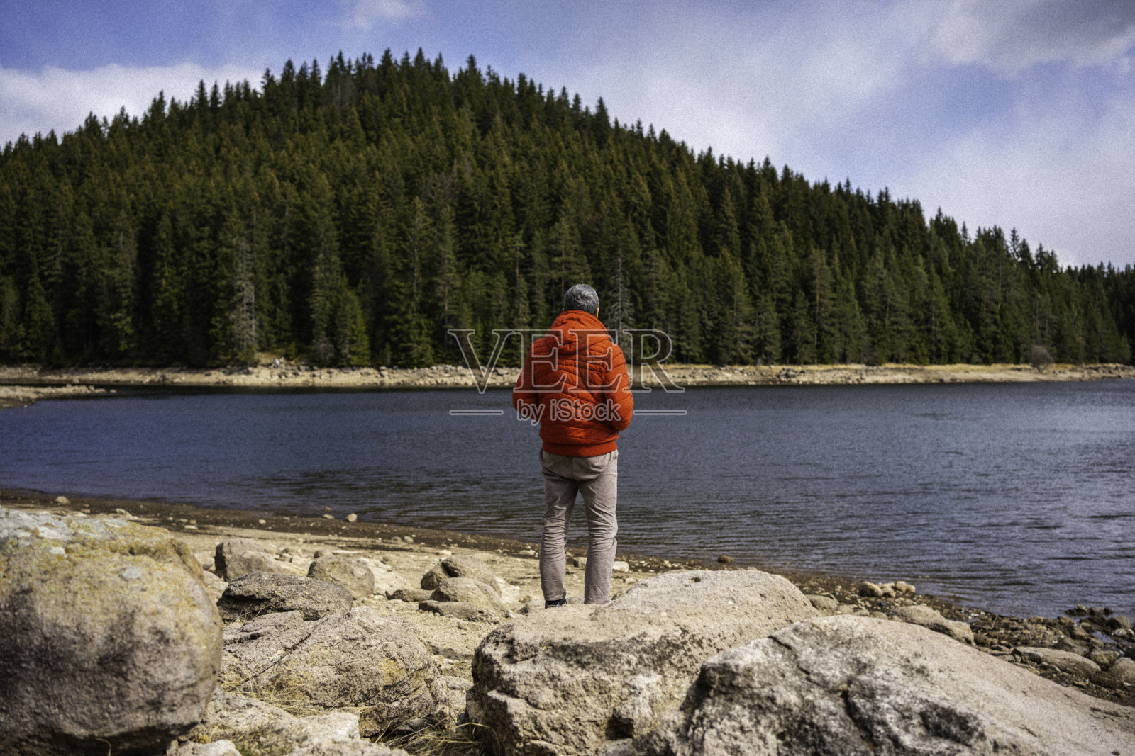 人与自然。在湖岸的人。照片摄影图片