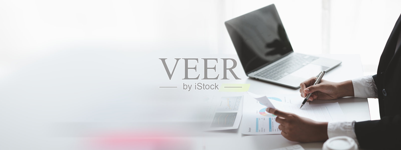 一位女财务人员正在审阅公司的财务文件，从财务部门发来的月度财务报表摘要。管理公司财务以实现准确性和增长的理念。照片摄影图片