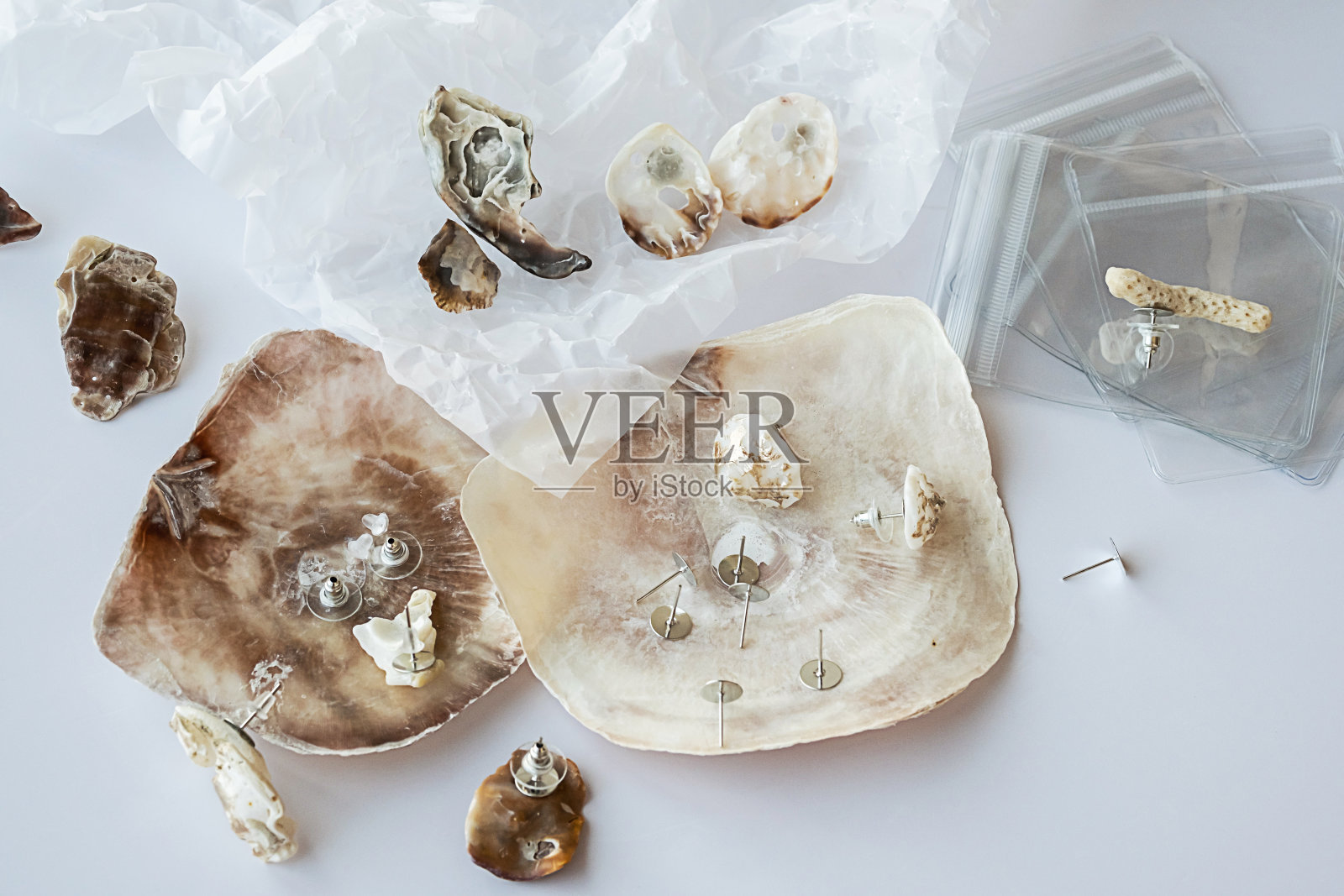 手工贝壳耳环和工具的创造。用天然材料制作珠宝。照片摄影图片