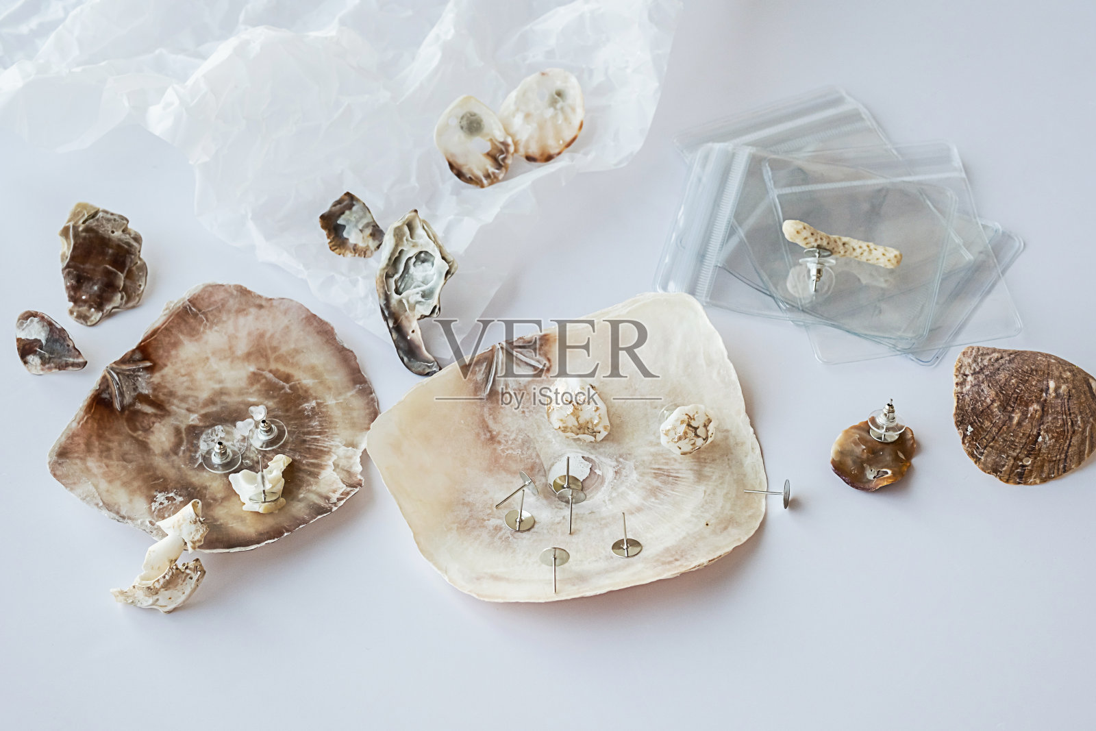 手工贝壳耳环和工具的创造。用天然材料制作珠宝。照片摄影图片