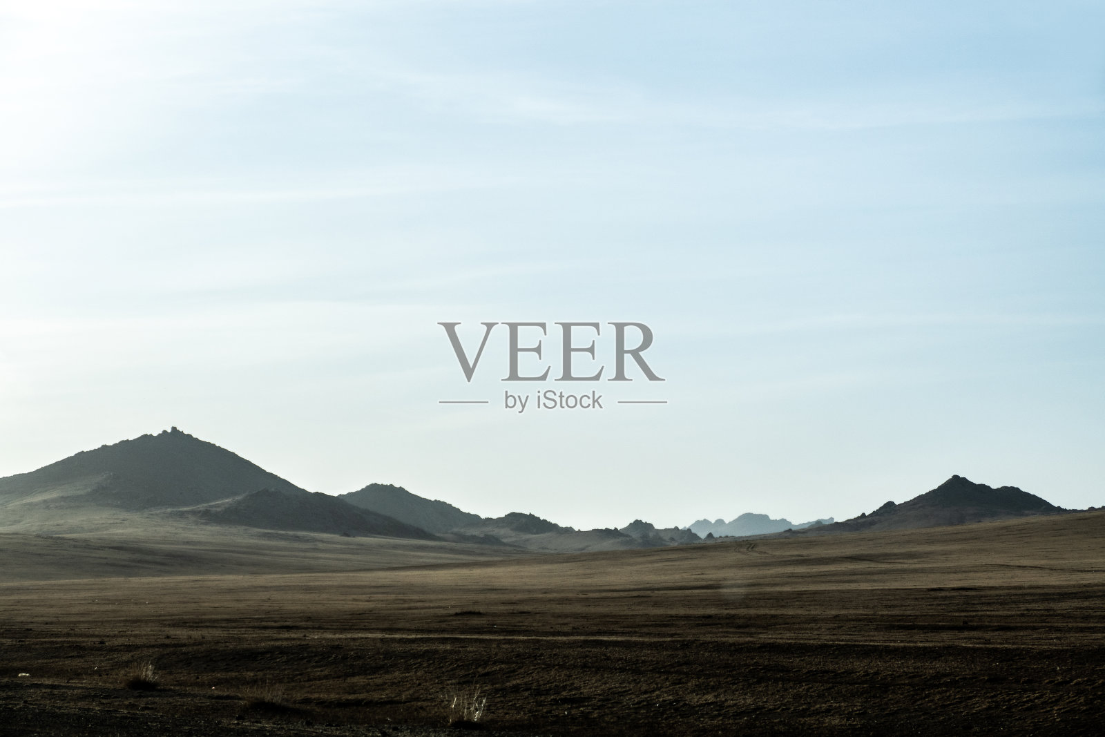 蒙古中部自然景观公路照片摄影图片