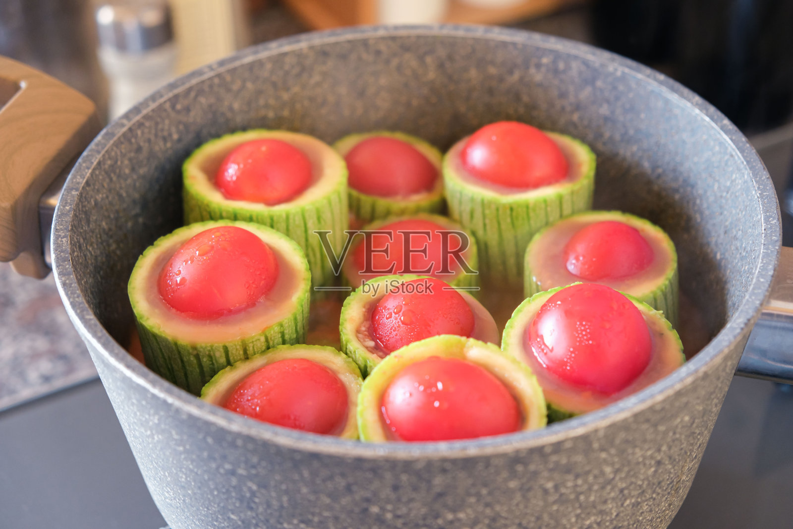 土耳其传统酿馅西葫芦：肉末、米饭、香草和香料照片摄影图片