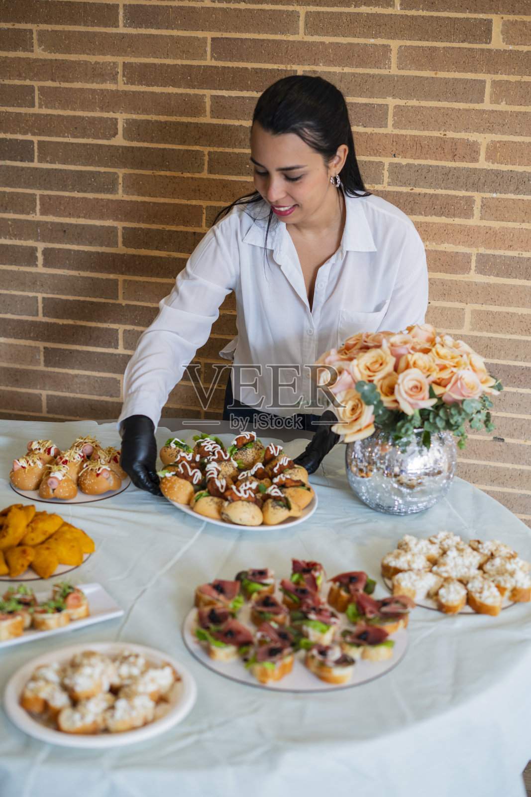女服务员的职业是在威尼托的设施内组织装饰和餐桌照片摄影图片