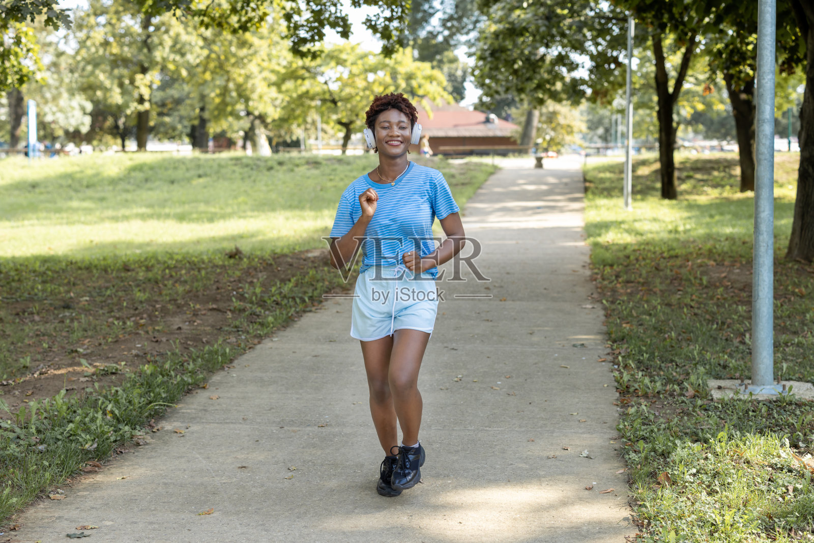 快乐开朗的女人慢跑和听音乐照片摄影图片