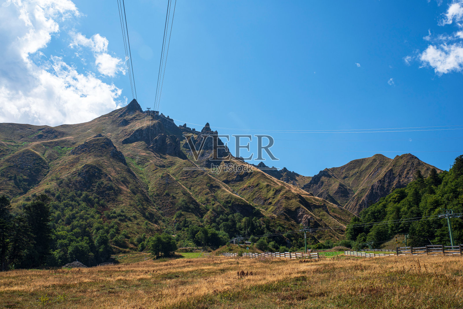 法国的奥弗涅山脉照片摄影图片