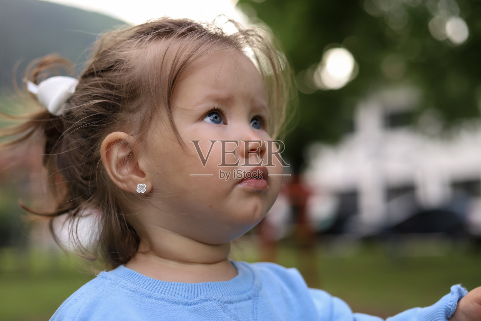 可爱小女孩的肖像。照片摄影图片