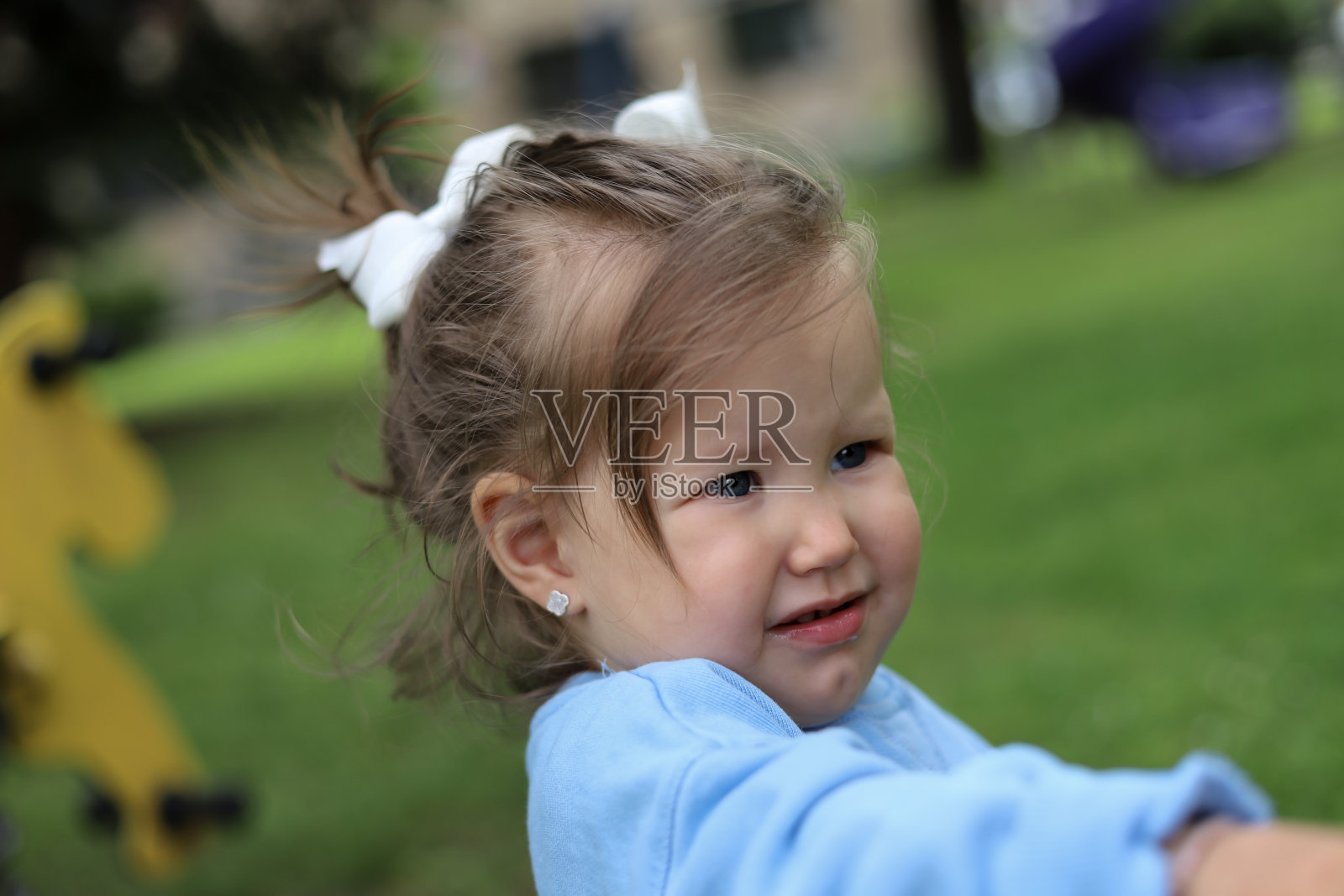 可爱小女孩的肖像。照片摄影图片