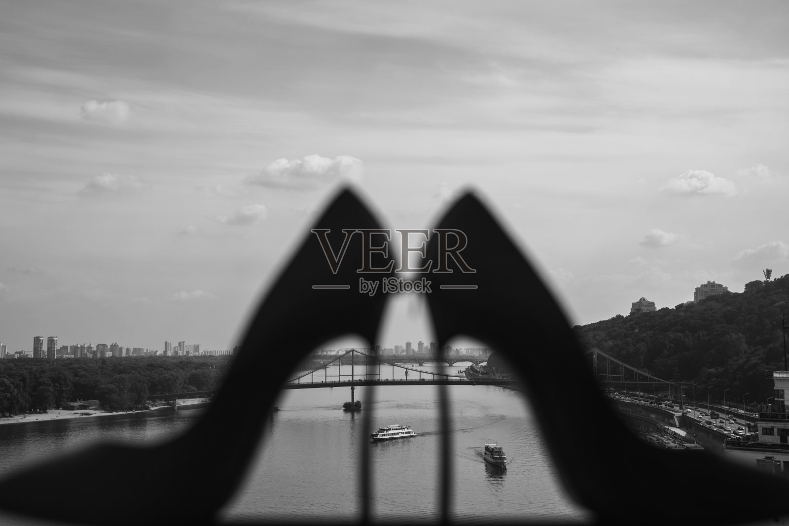 河和城市的看法通过婚礼鞋照片摄影图片