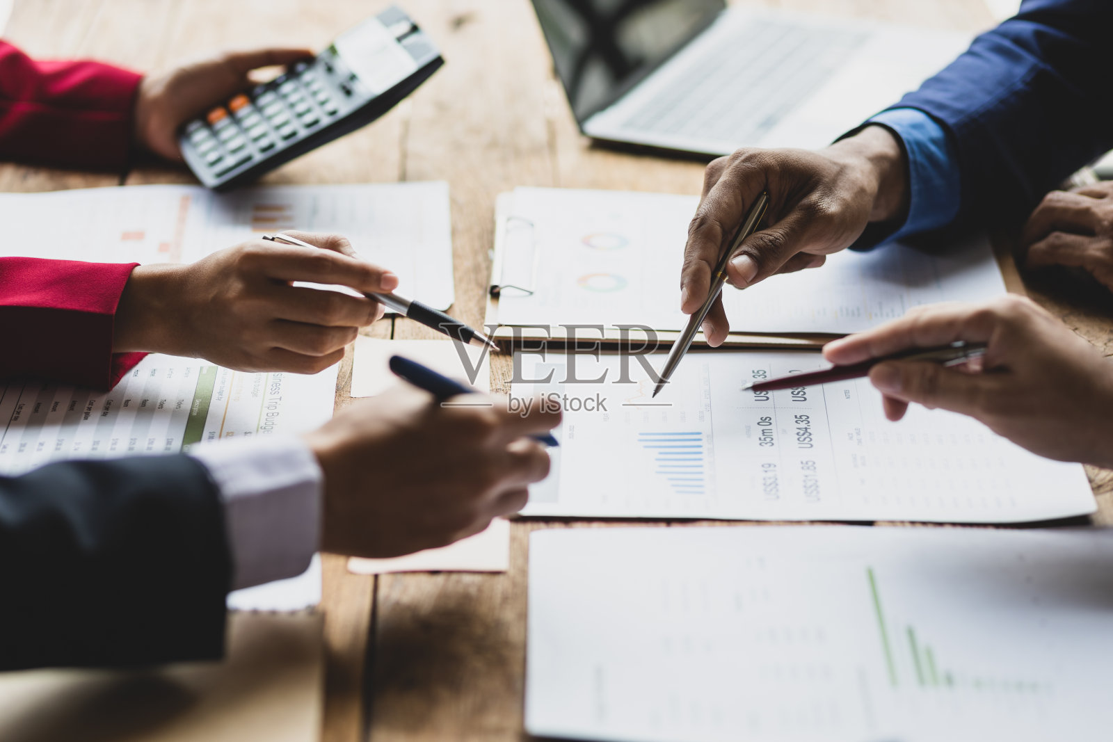 财务分析和项目预算管理计划。商务会议，商务咨询会议，头脑风暴，讨论战略分析和计划，成功的业务增长。照片摄影图片