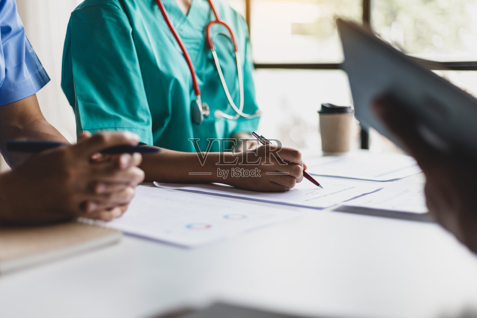 团队，医疗分析师和医生在医院会议室咨询图形，数据和图表的文书工作。医护人员讨论统计数据、研究结果和创新。照片摄影图片