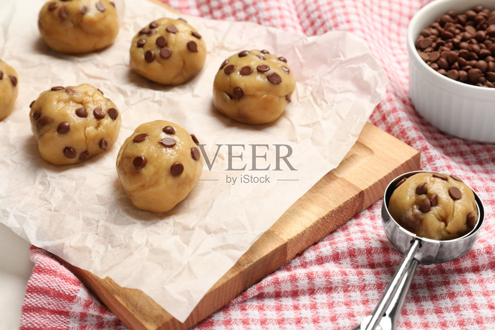 布上的生巧克力饼干，特写照片摄影图片