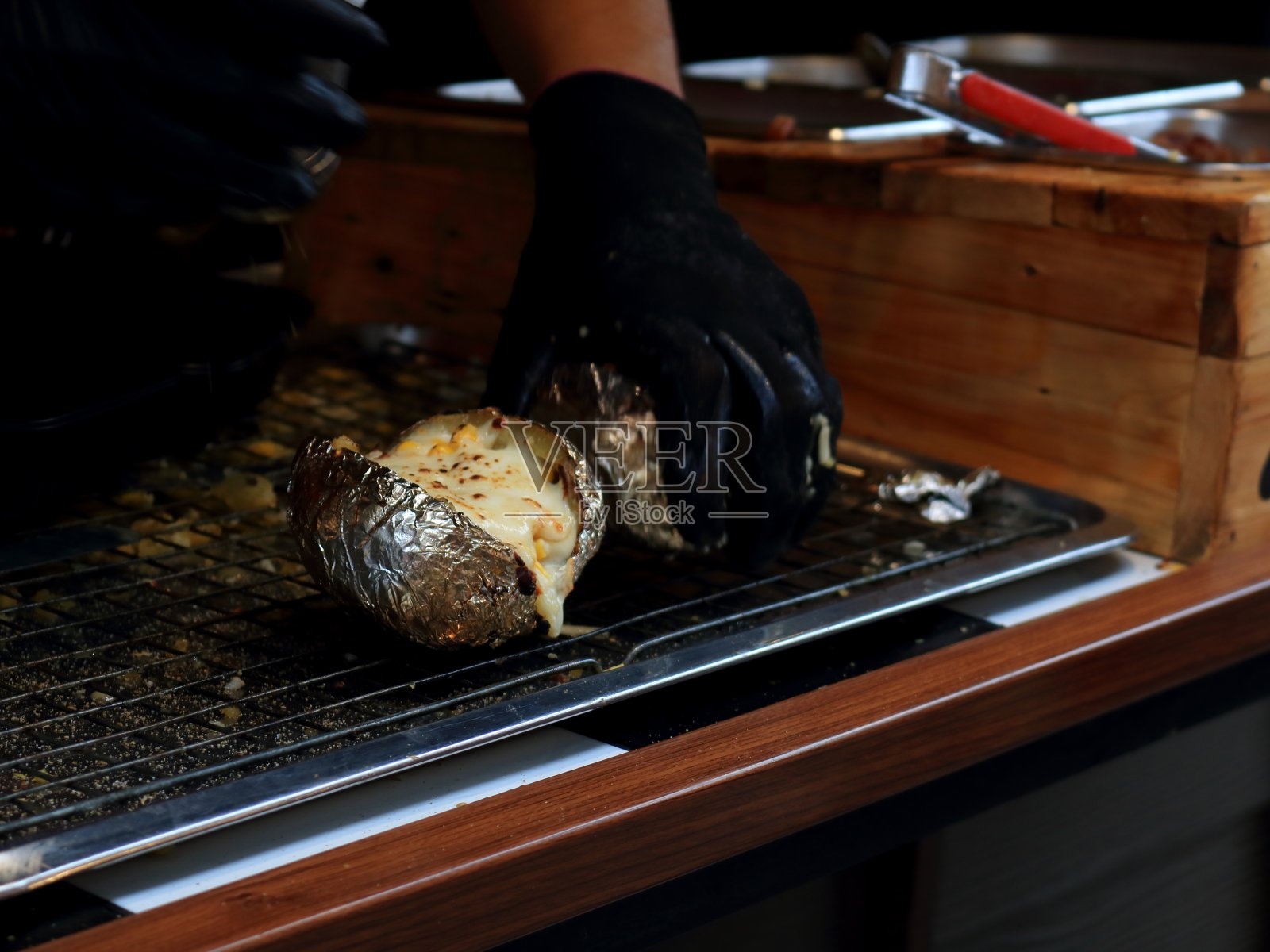 手烤土豆和奶酪。照片摄影图片