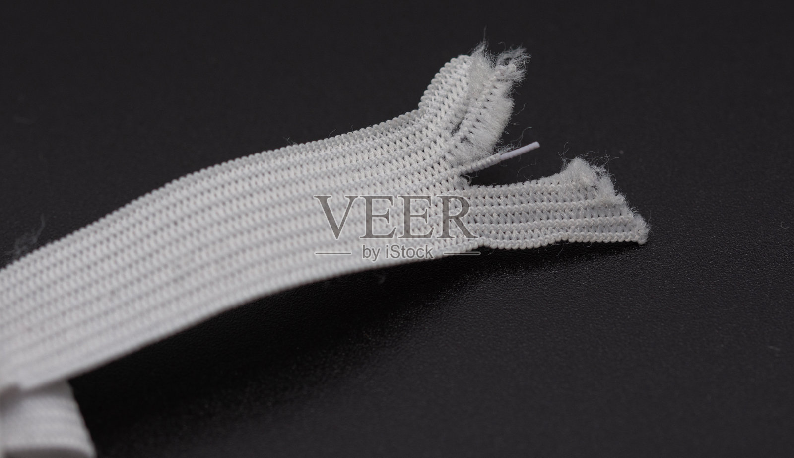 黑色背景白色松紧带，细节照片摄影图片