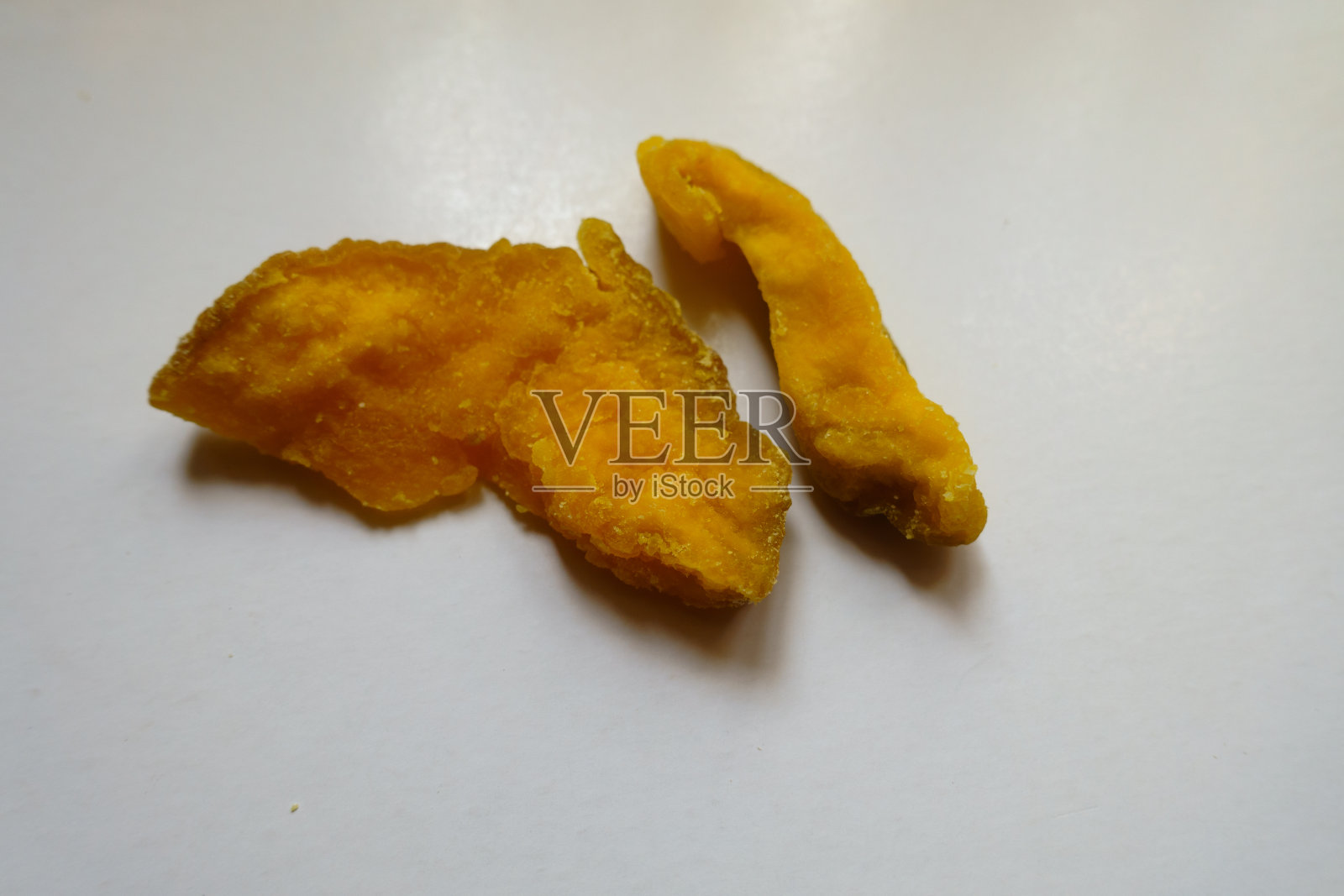 两片肉质黄色的番石榴干切片的近景照片摄影图片