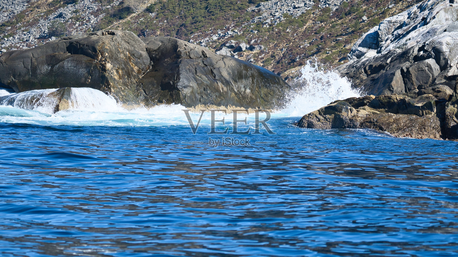 挪威在峡湾，浪花在岩石上。水溅在石头上。沿海景观照片摄影图片