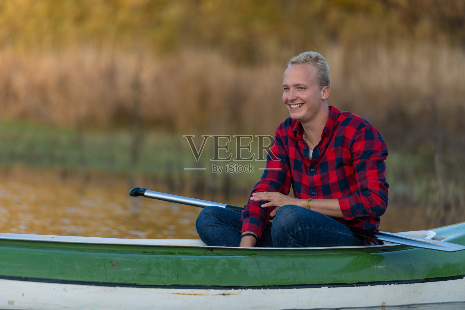 游客在Cerkniško湖上划独木舟照片摄影图片