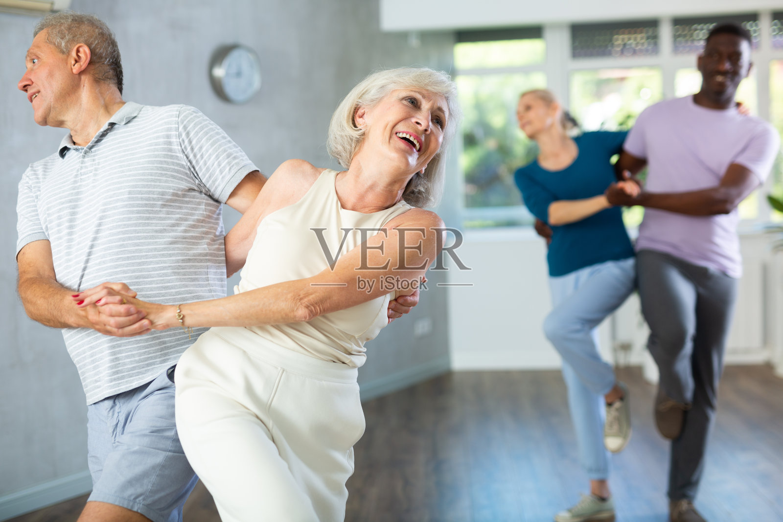 成熟的男人和女人在训练馆里练习摇滚舞照片摄影图片