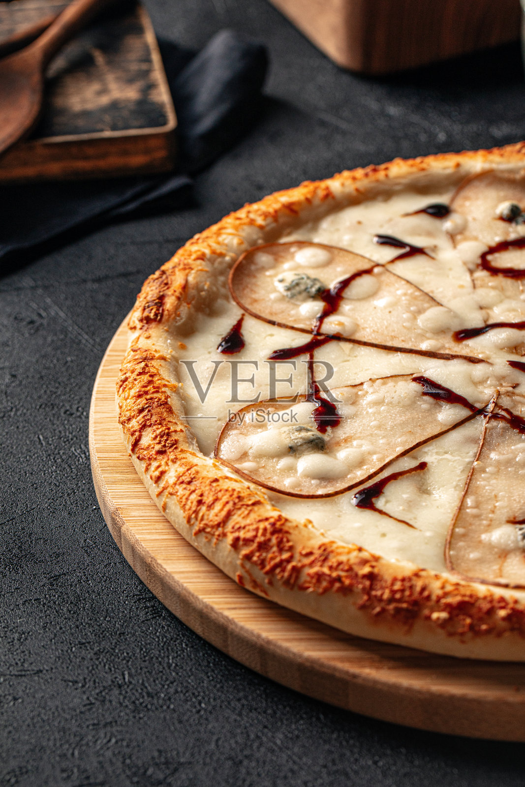 美味的披萨配梨和戈尔根佐拉奶酪照片摄影图片