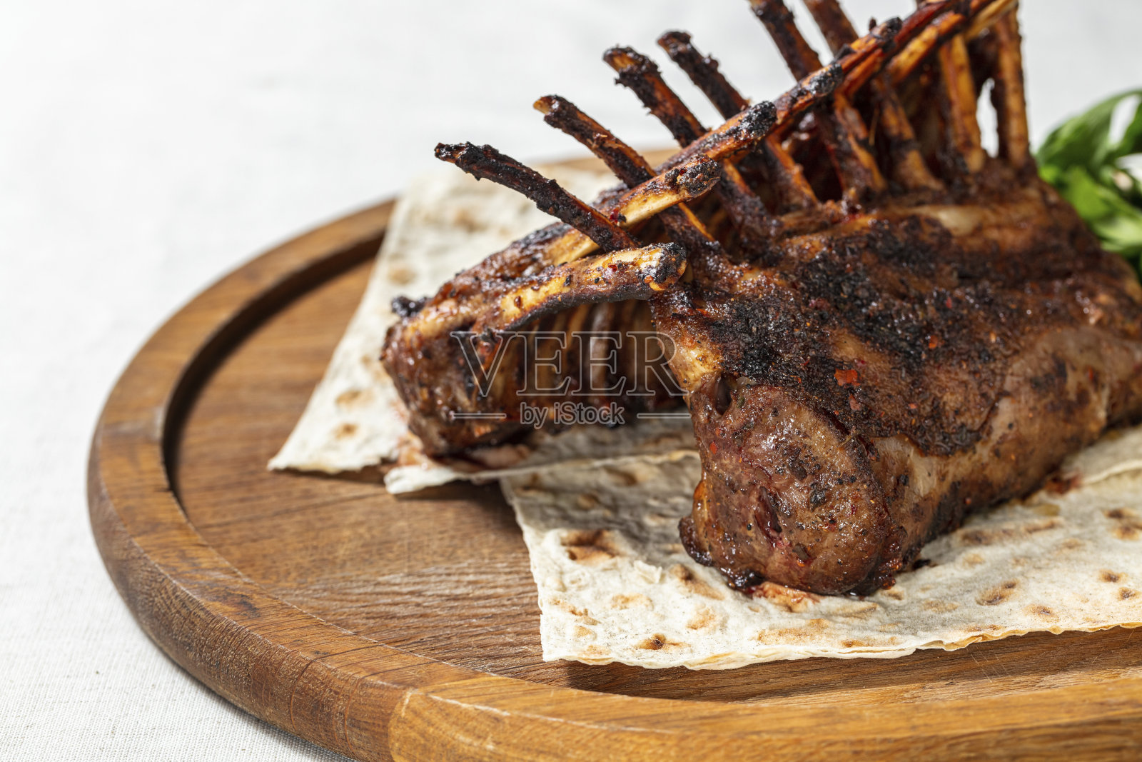 烤炉里烤的整块羊排照片摄影图片