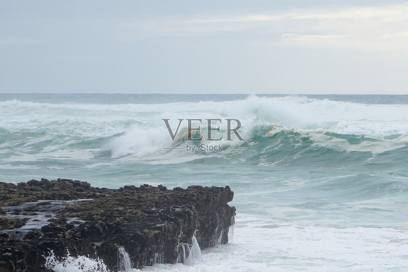 2023年3月，葡萄牙辛特拉的马戈伊托海滩:欣赏海滩上的海洋、岩石、沙滩和海浪。大西洋。照片摄影图片