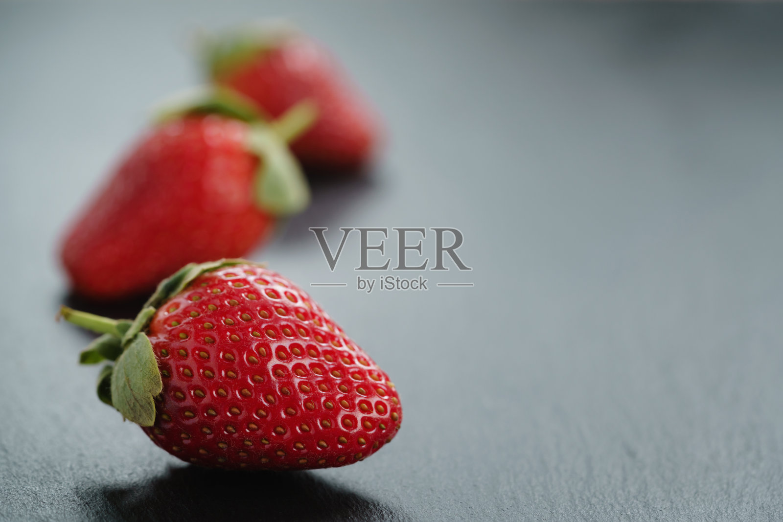 成熟的有机草莓石板背景照片摄影图片