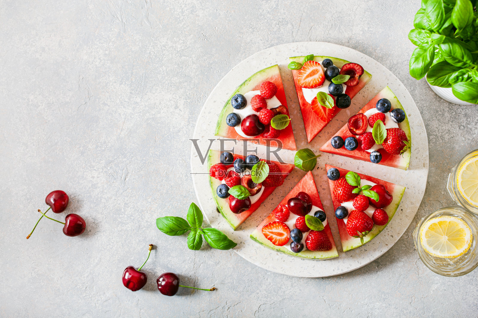 西瓜披萨片，酸奶和浆果，夏日甜点照片摄影图片