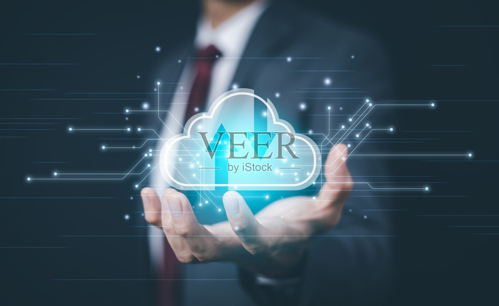 商人持有连接数据信息的云计算技术互联网存储网络概念和大型数据库大数据通过互联网技术，云共享下载照片摄影图片