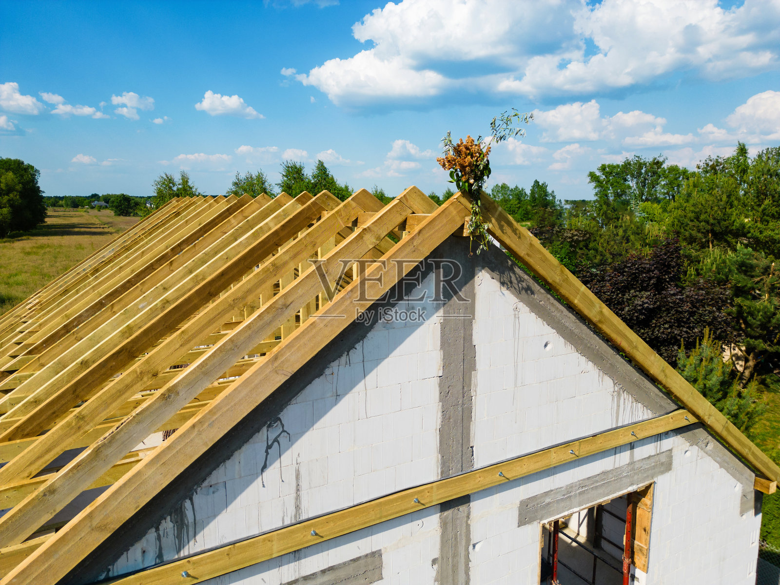 鸟瞰图单户住宅完成屋顶木结构装饰花环照片摄影图片