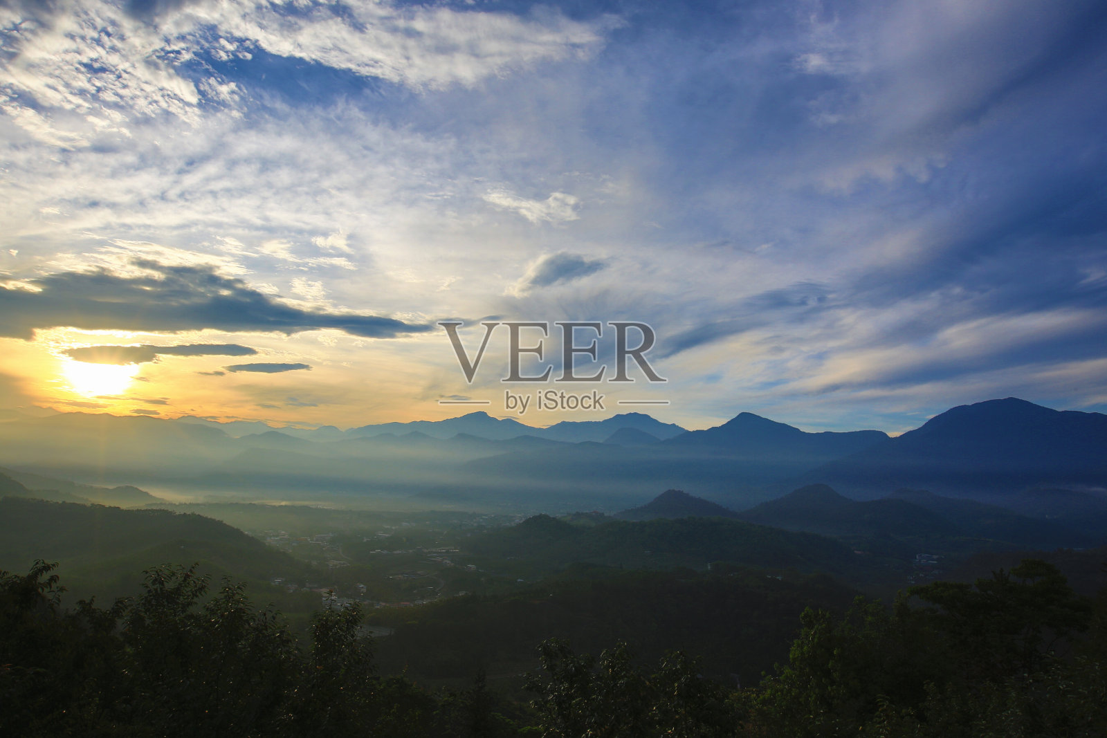 日出景观与连绵的山脉照片摄影图片