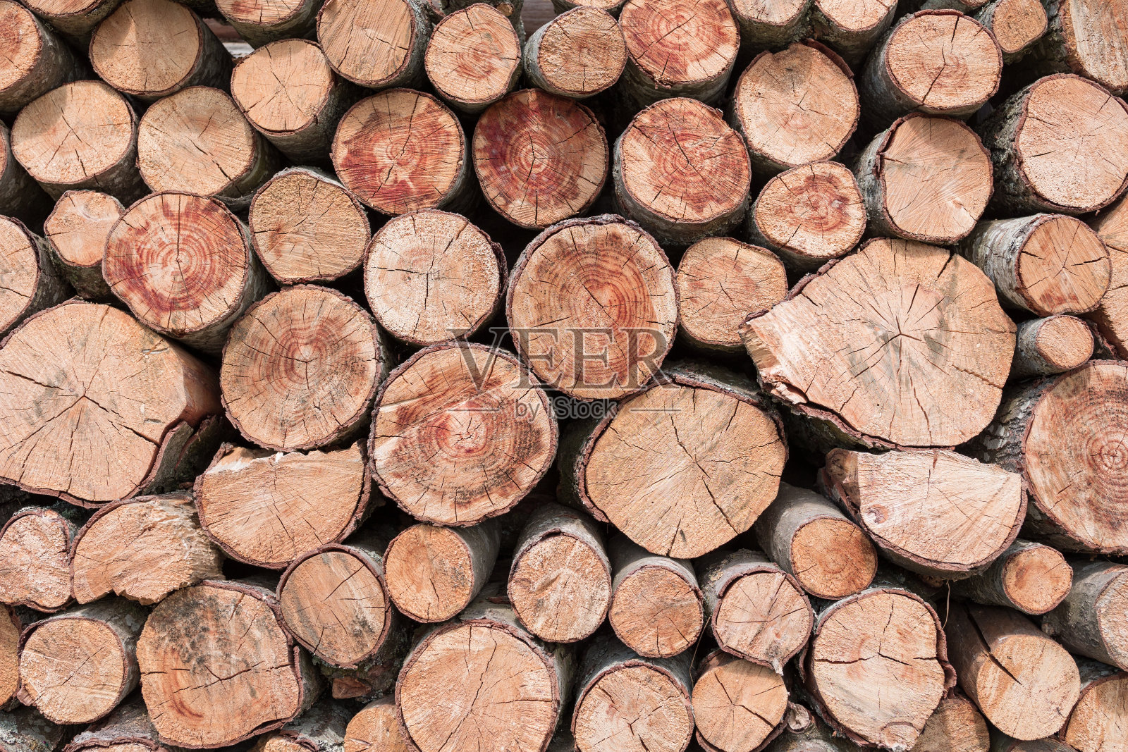 木头切割的棕色横梁。户外背景。照片摄影图片