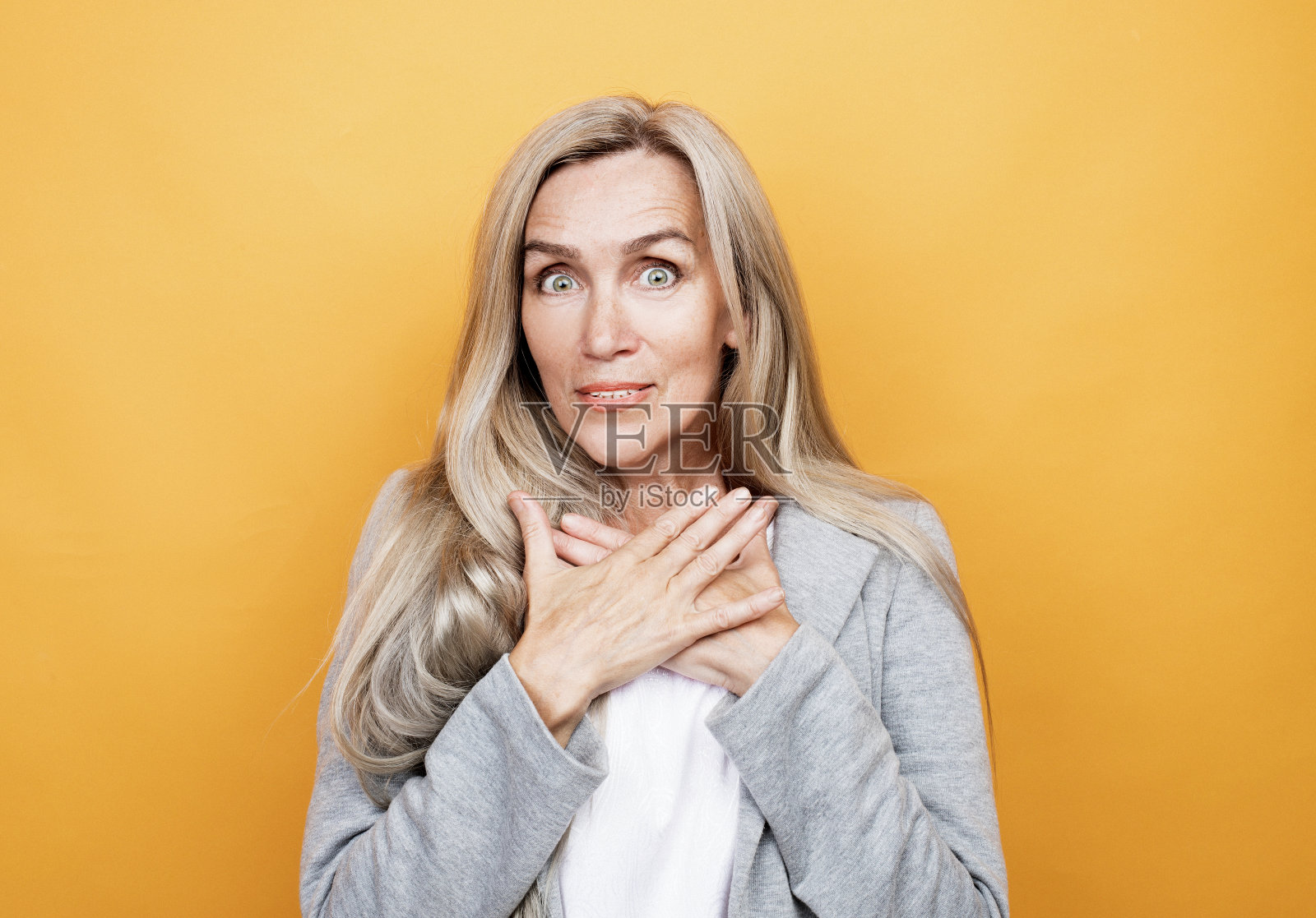 生活方式、情感与人的观念:资深惊喜女性。照片摄影图片