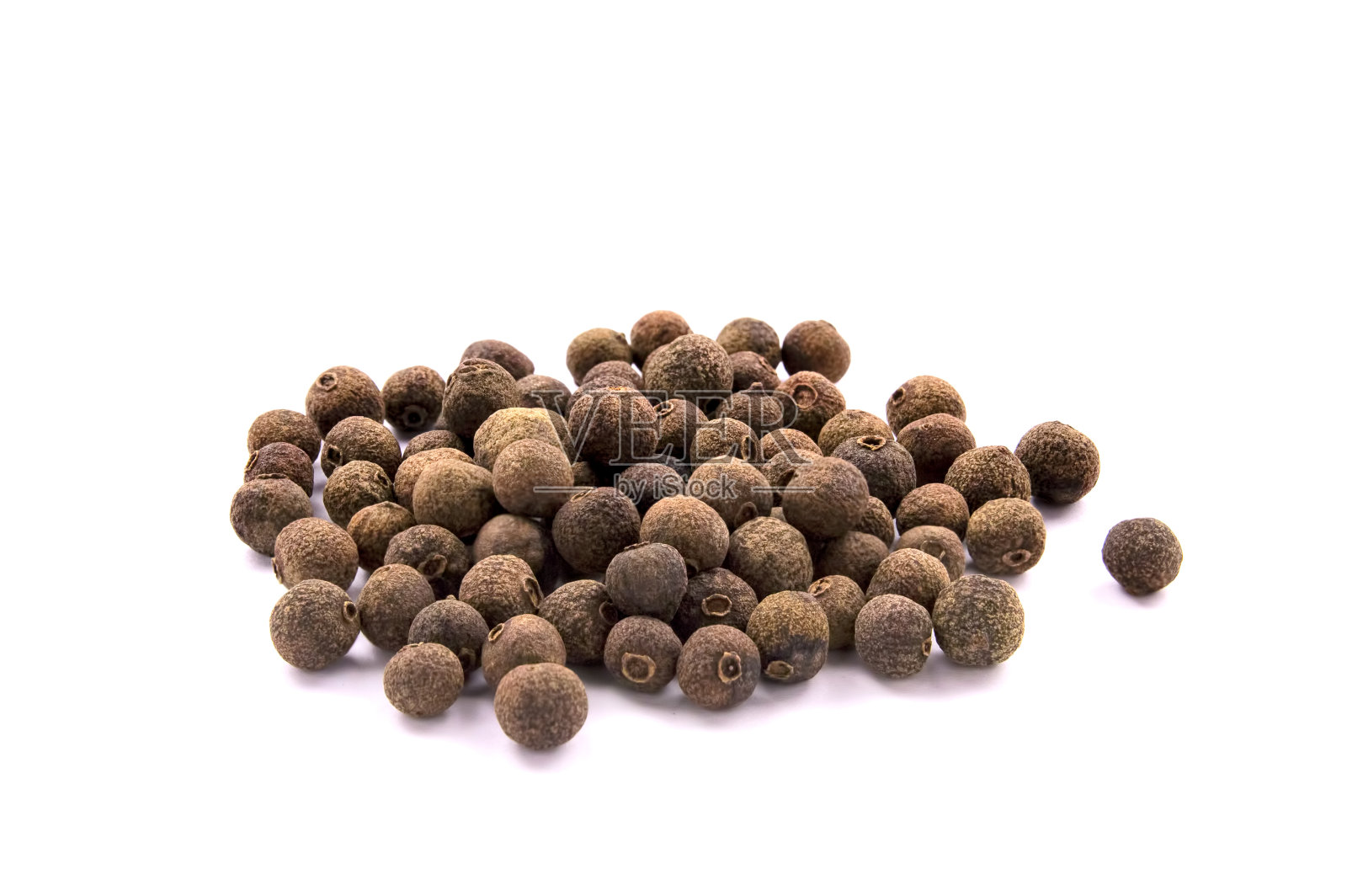 白色背景上孤立的多香果堆。照片摄影图片