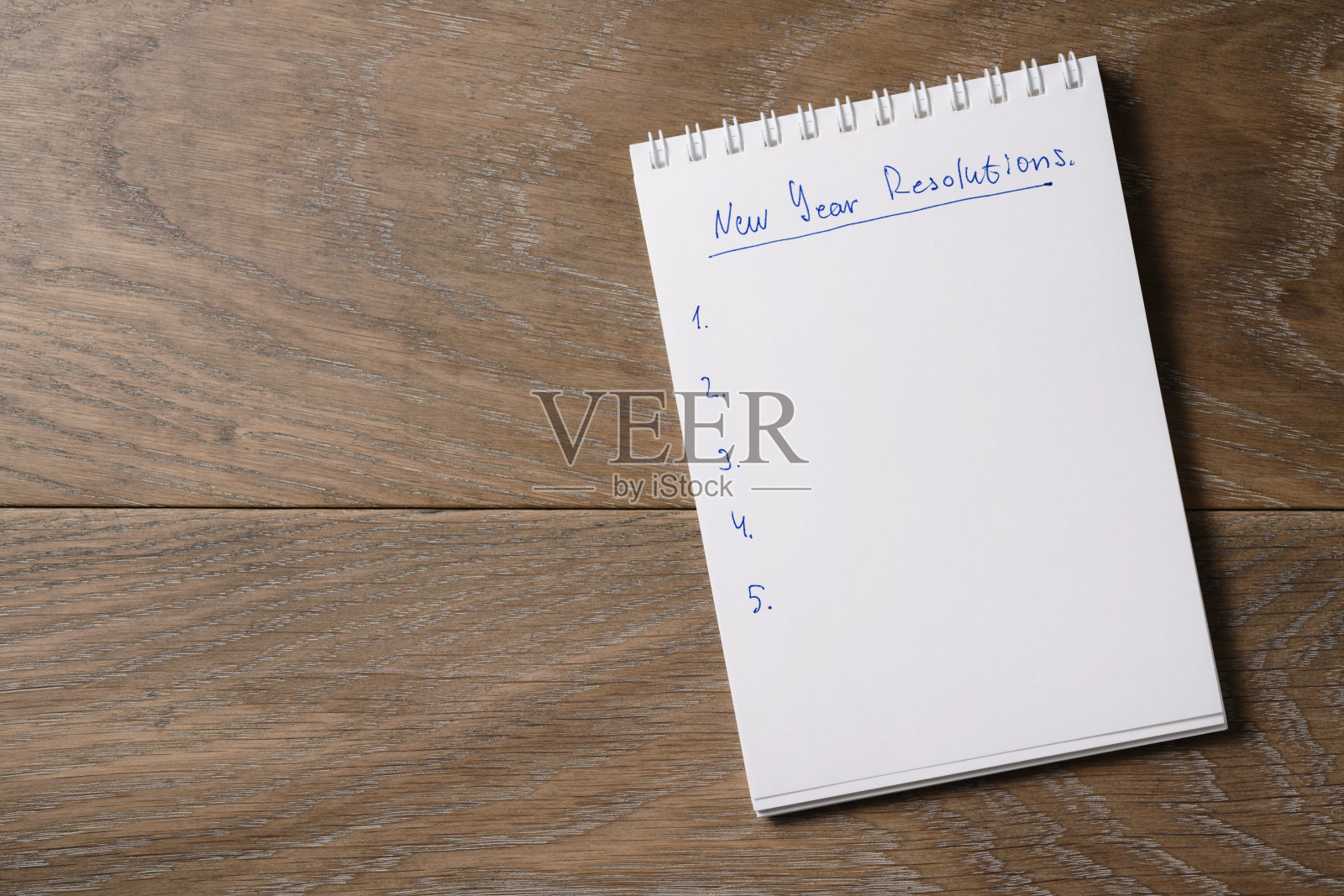 用木桌上的记事本作为新年计划的模板照片摄影图片