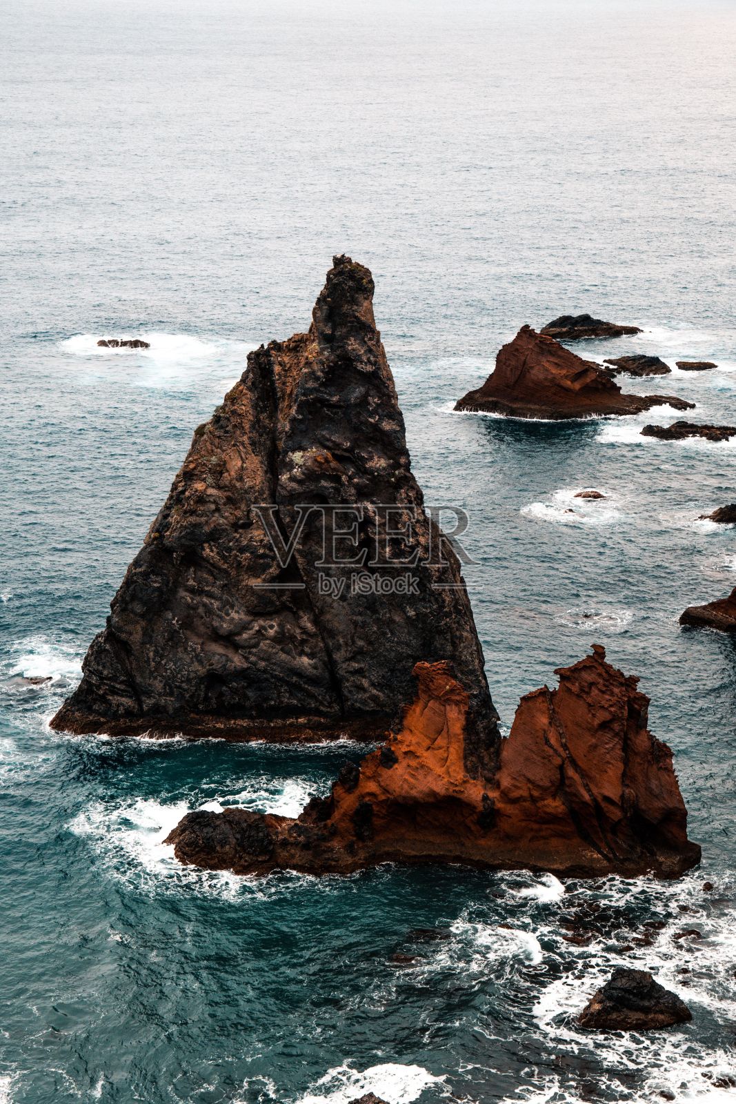 鸟瞰海浪冲刷着蓬塔多罗斯托的岩石海滩照片摄影图片