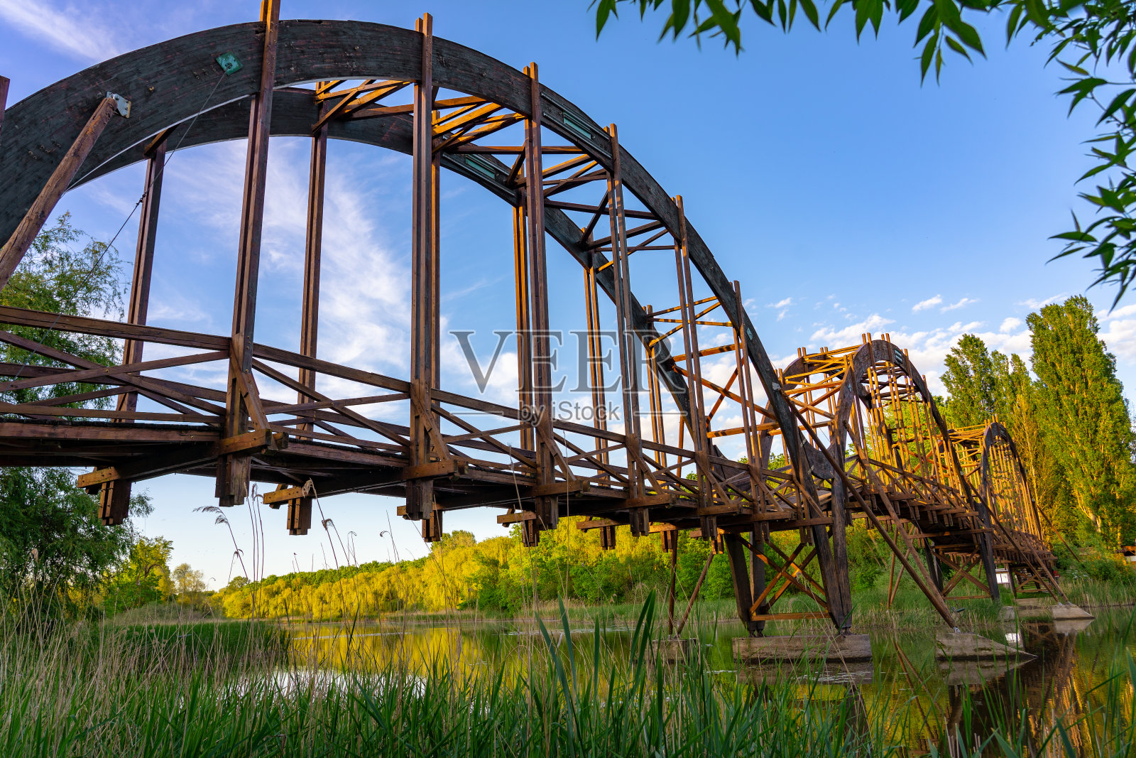 木制的坎亚瓦里桥象征着匈牙利的巴拉顿湖照片摄影图片