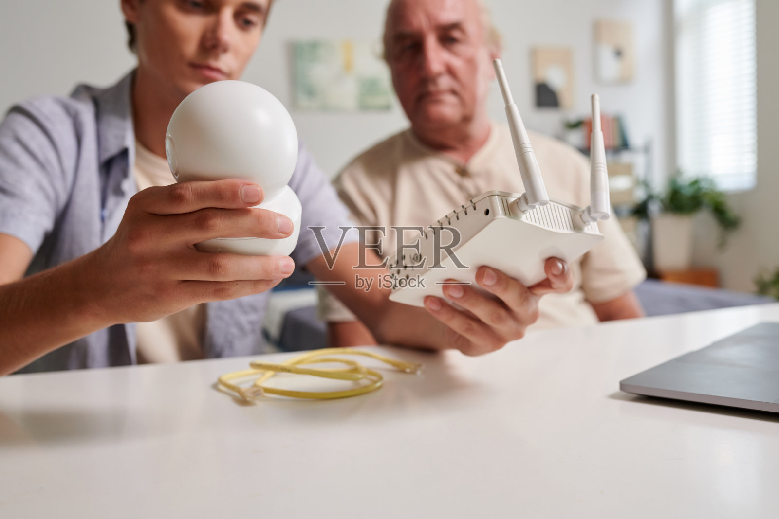 孙子安装监控摄像头照片摄影图片