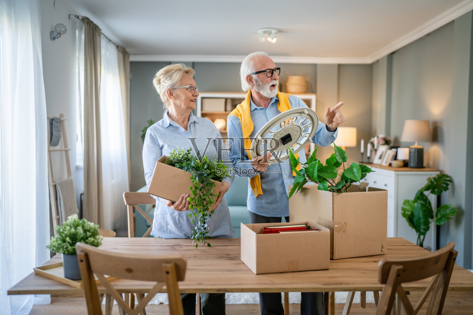 老年夫妇男女丈夫妻子打包或拆箱搬家照片摄影图片