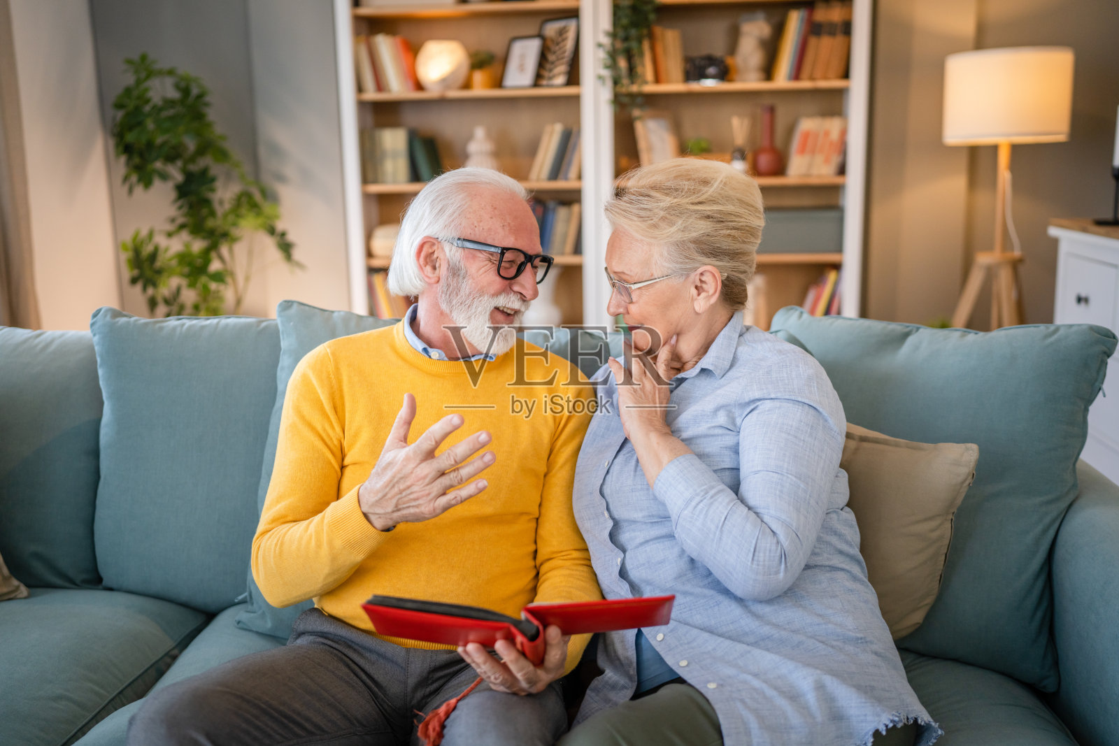 高级夫妇夫妇夫妻看家庭相册照片摄影图片