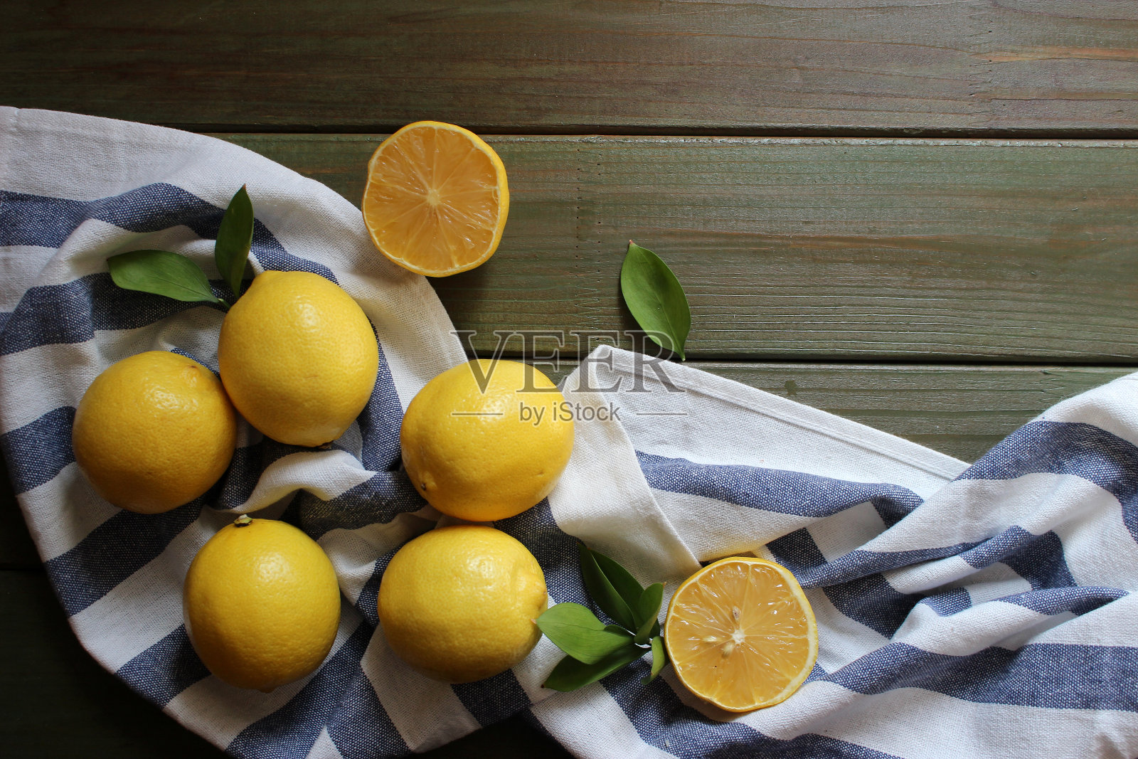 木质背景上的新鲜柠檬水果构图。健康饮食和食品理念。柑橘类水果排列。俯视图，平面布局，设计元素照片摄影图片