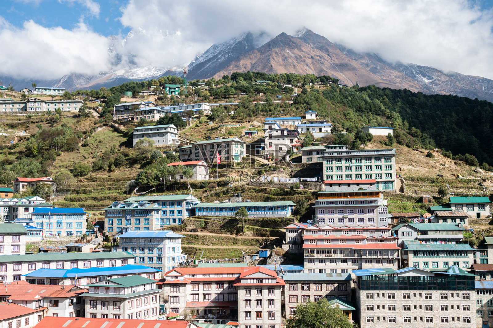 南切巴扎村的住宿和夏尔巴人的房子。照片摄影图片