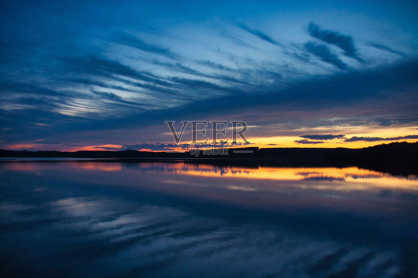 雄伟的景色的利昂湖反映日落的背景照片摄影图片