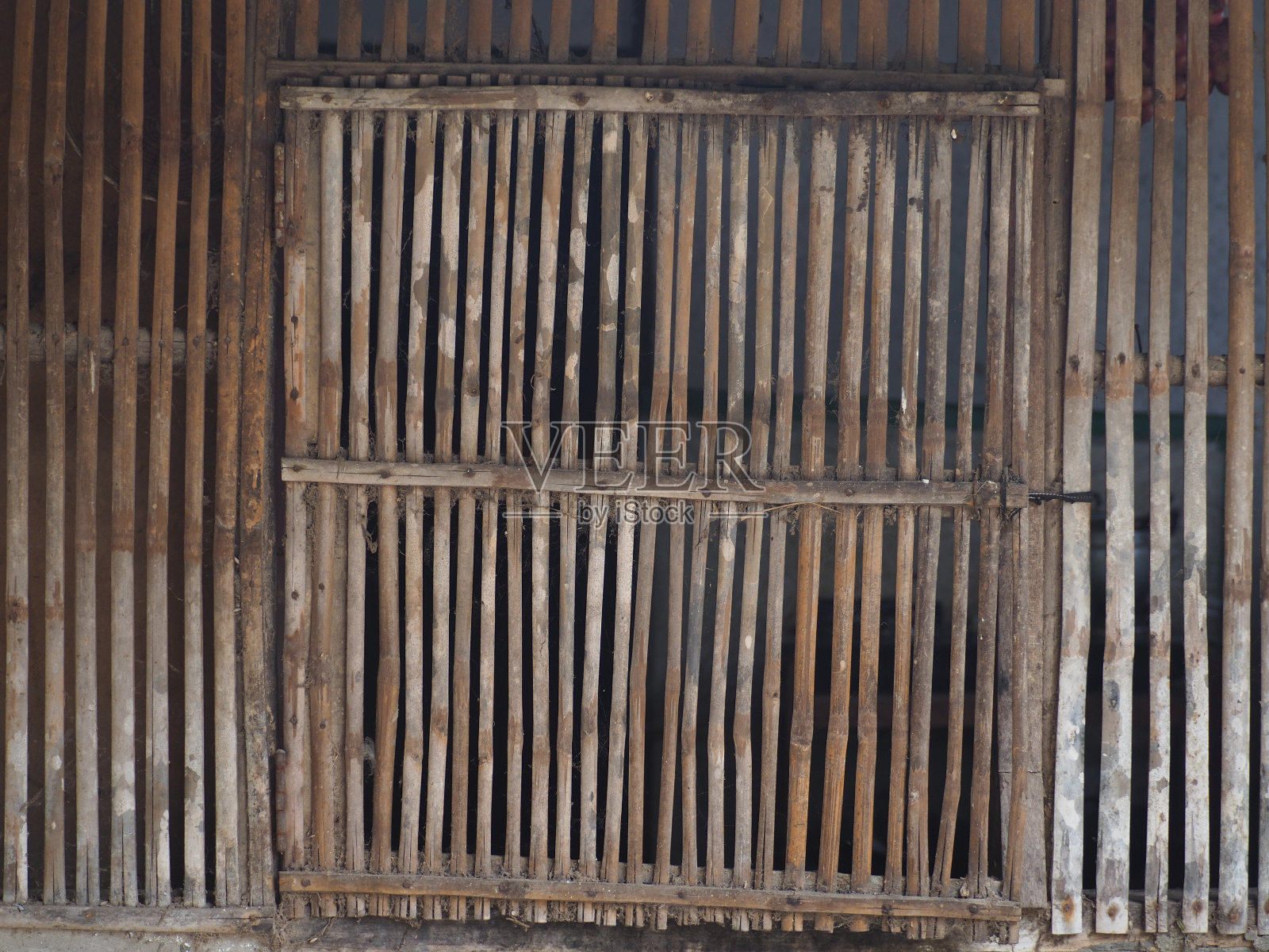 在黄褐色和灰黑色的竹盖旁边，使用绿色和蓝色的格子。照片摄影图片