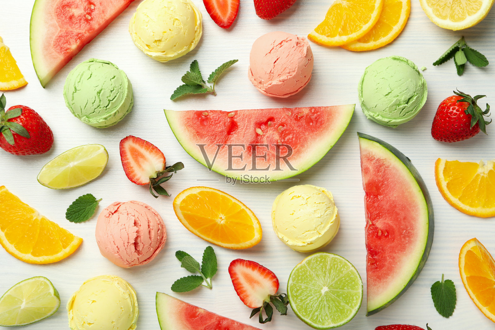 白色木制背景上的水果冰淇淋和配料照片摄影图片