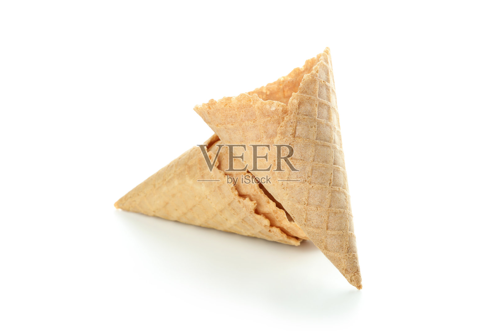 白色背景上孤立的冰淇淋蛋筒照片摄影图片