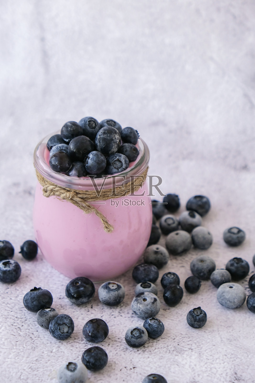 碗里放酸奶和蓝莓。蓝莓酸奶配新鲜蓝莓。健康的早餐。超级食物，健康饮食，素食，纯素食照片摄影图片