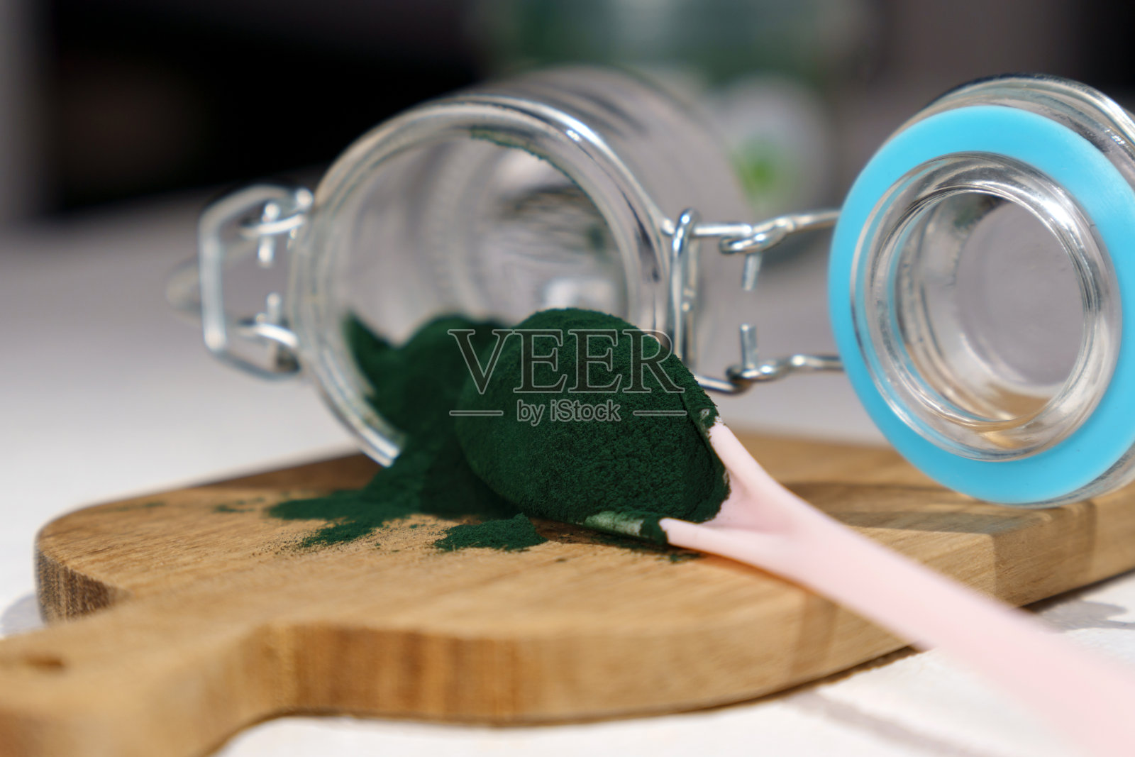 木勺上的螺旋藻粉。超级食品的概念。健康的概念。有机食品照片摄影图片