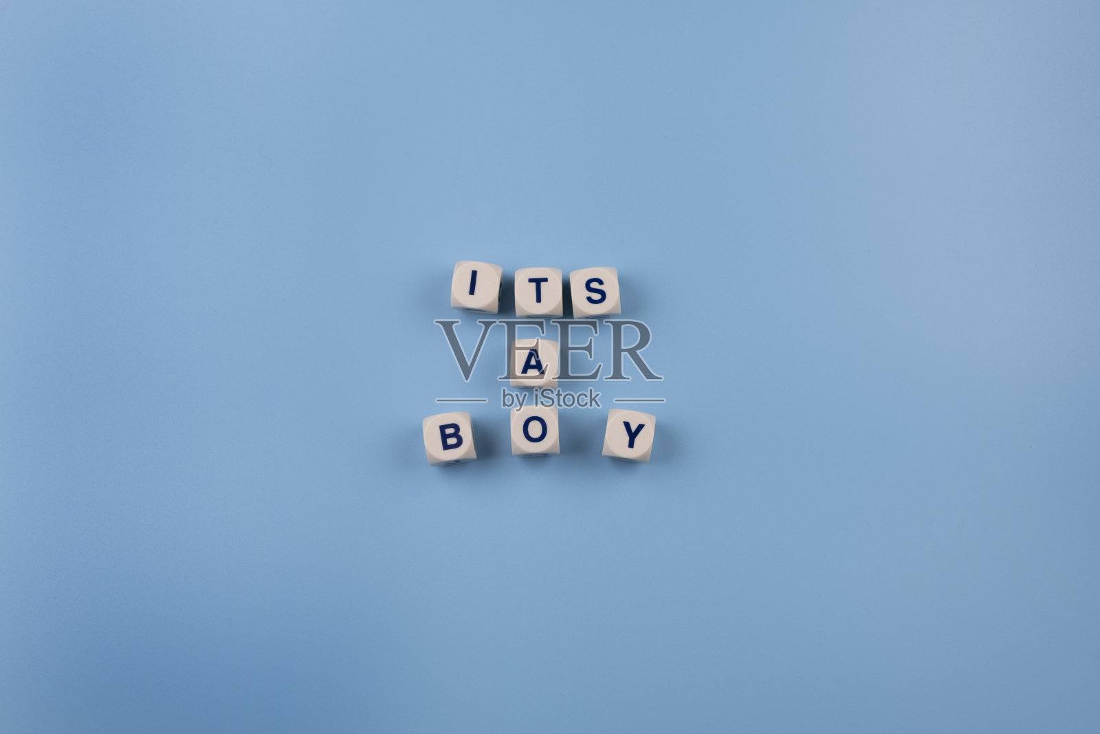 蓝色背景和文字——是个男孩。用于庆祝新生儿生日或聚会的概念。照片摄影图片