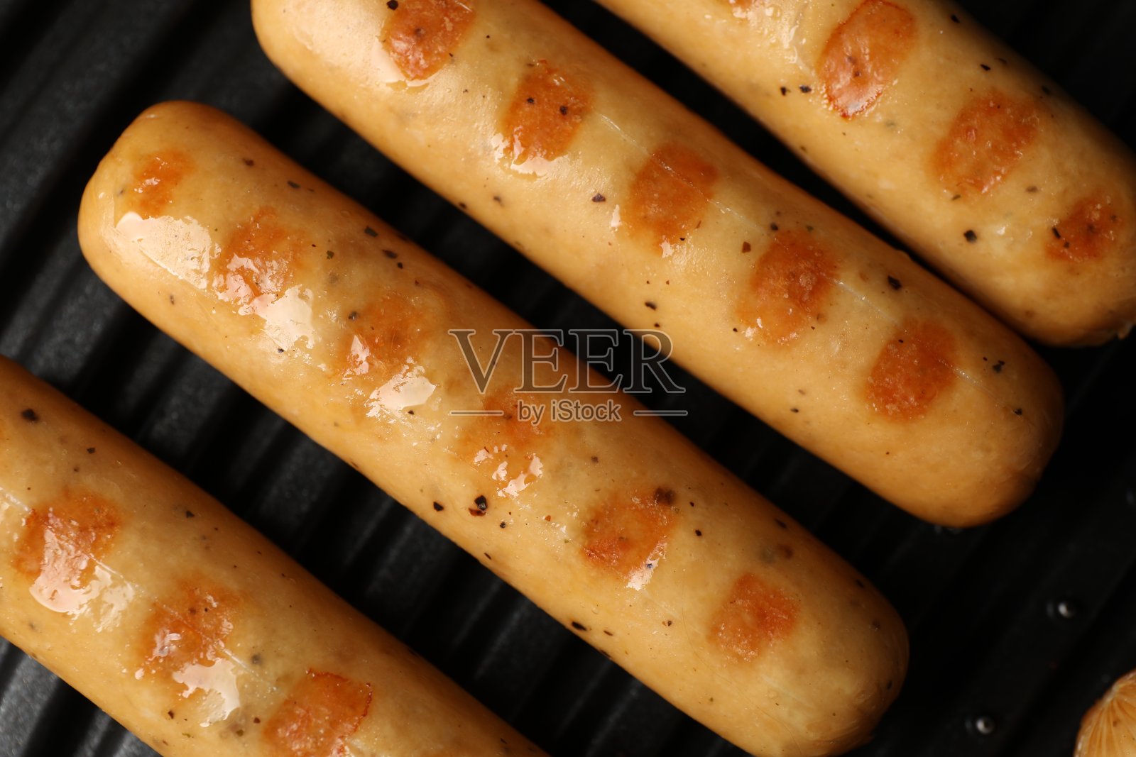 在电烤架上烹饪美味的素食香肠，俯视图照片摄影图片