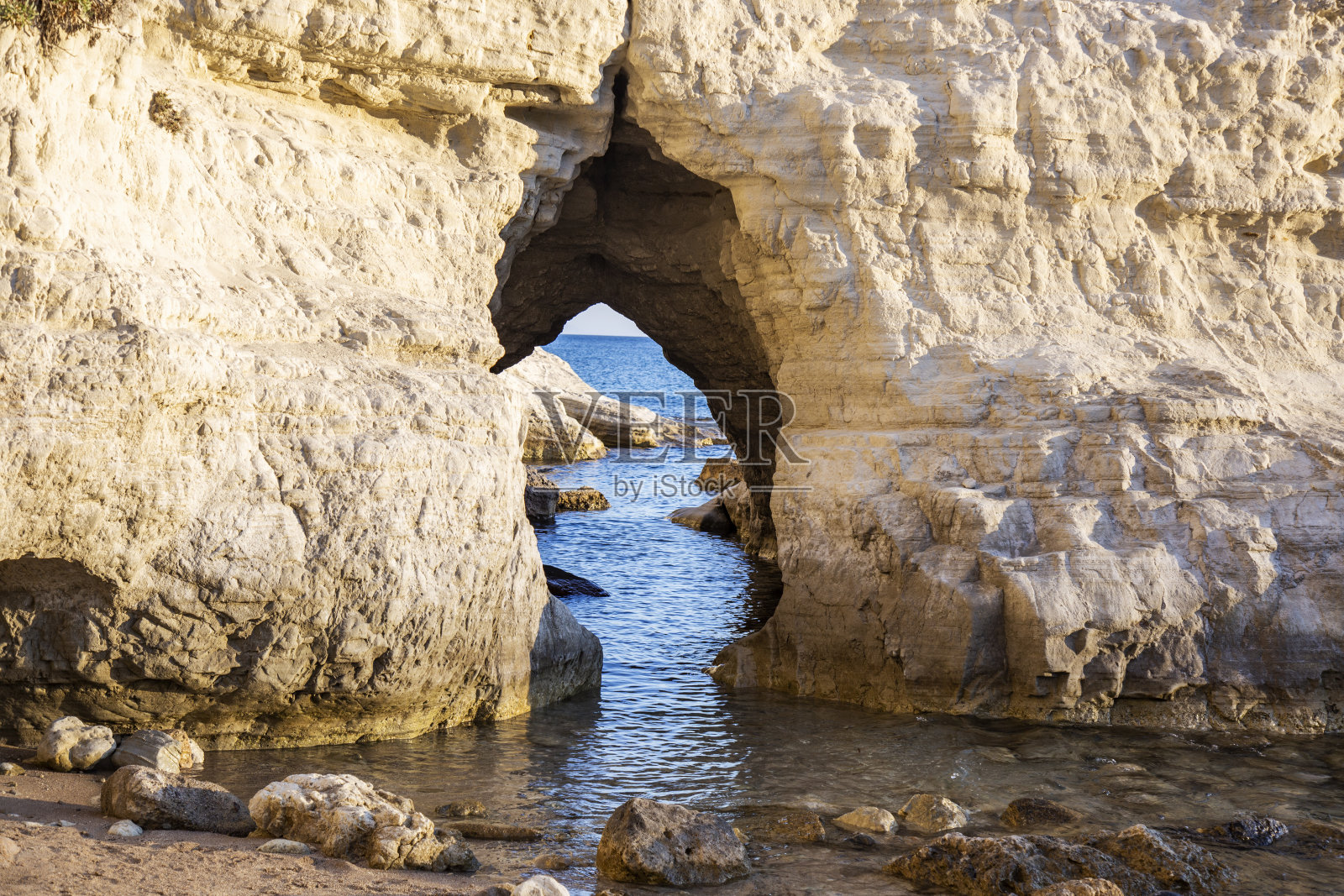 爱琴海上的天然石拱，美丽的旅游背景照片摄影图片